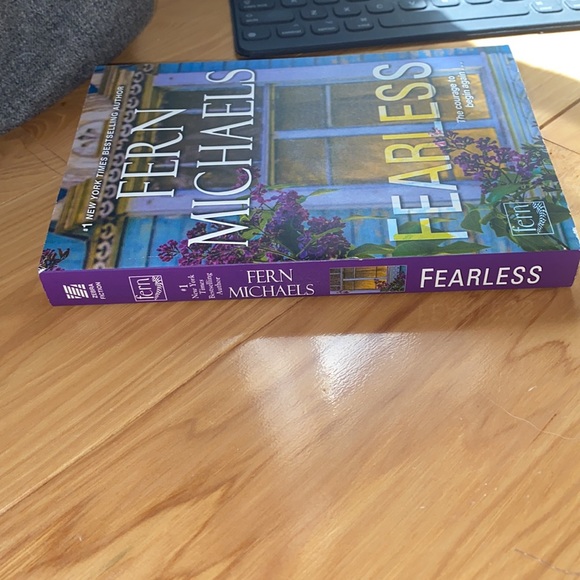 FERN MICHAELS, fearless book - Picture 3 of 3
